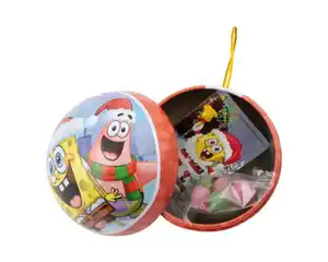 Weihnachtskugel mit dragierten Bonbons gefüllt