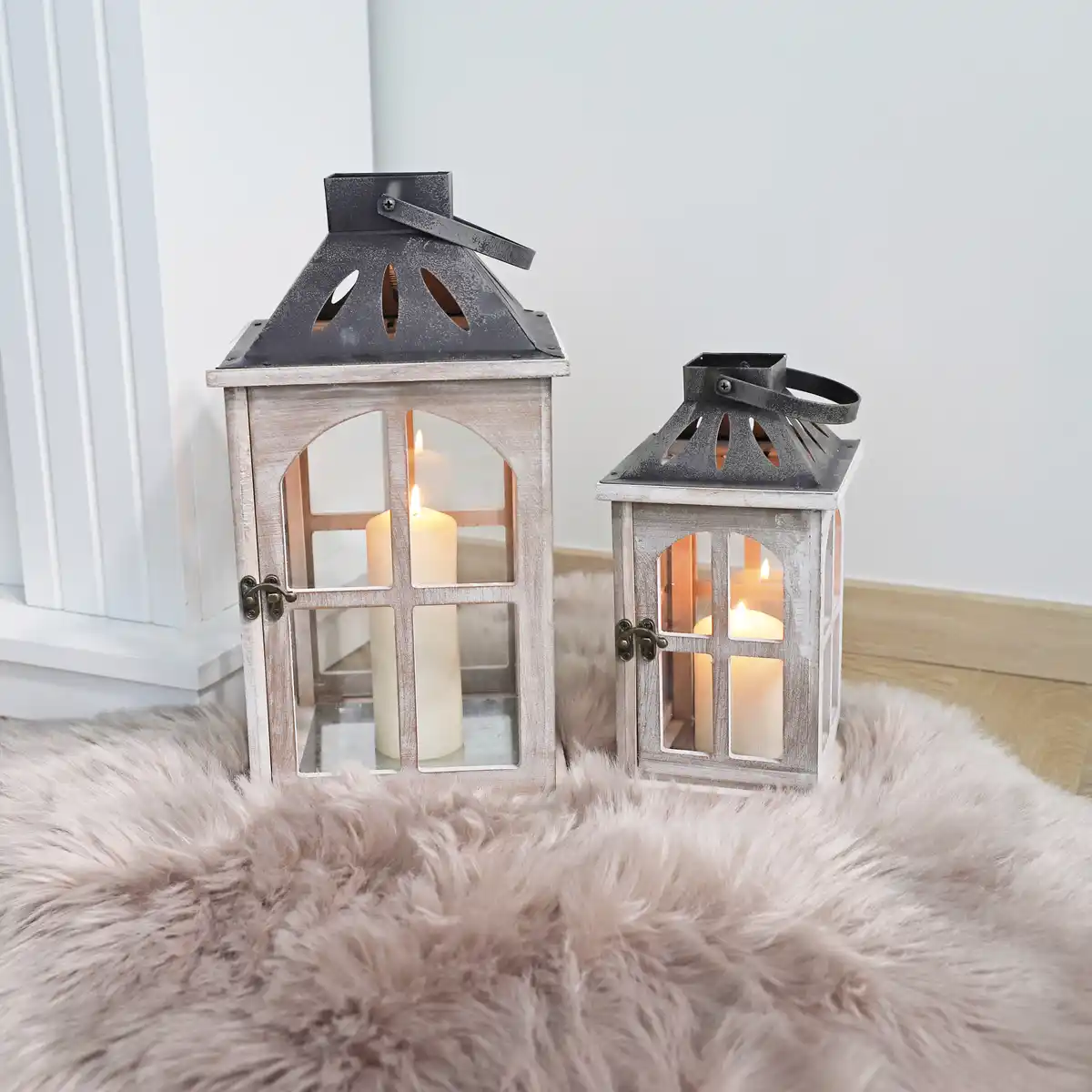 Bild 1 von Holzlaterne mit Metalldach