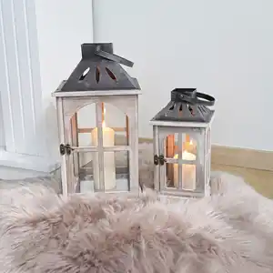 Holzlaterne mit Metalldach