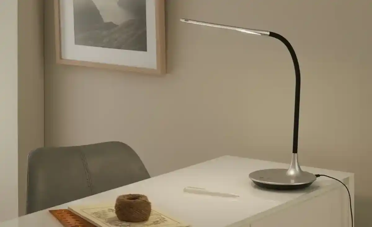 Bild 1 von Paul Neuhaus LED-Schreibtischleuchte, silberfarben