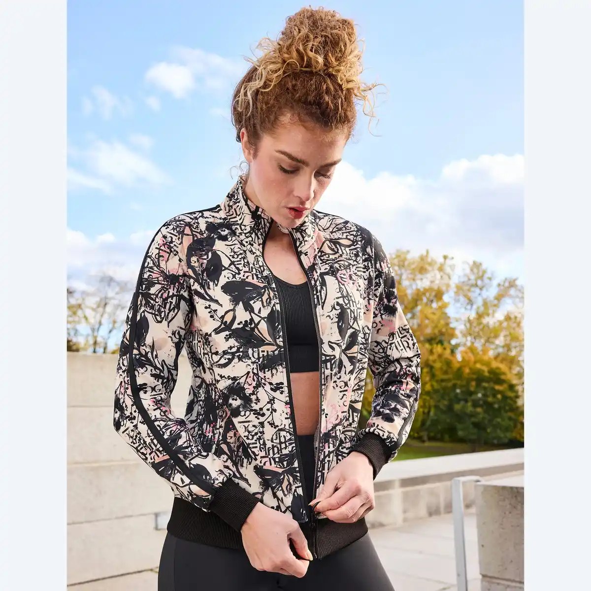 Bild 1 von Damen-Trainingsjacke mit Stehkragen