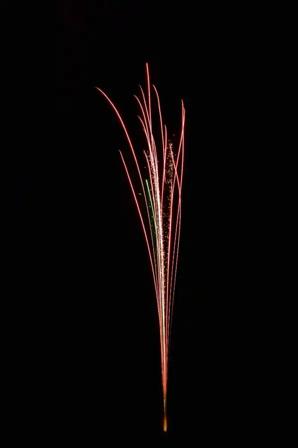 Bild 2 von COMET Verbund-Feuerwerk »Triple Action«