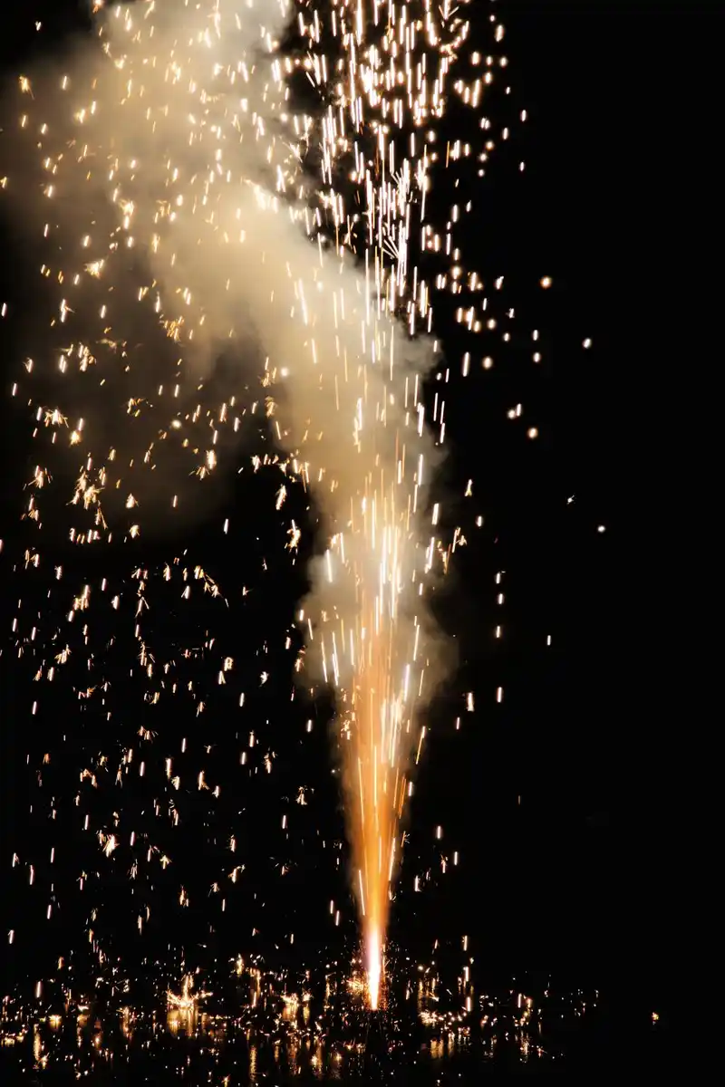 Bild 4 von WECO Bodenfeuerwerk »Schweizer Vulkan«