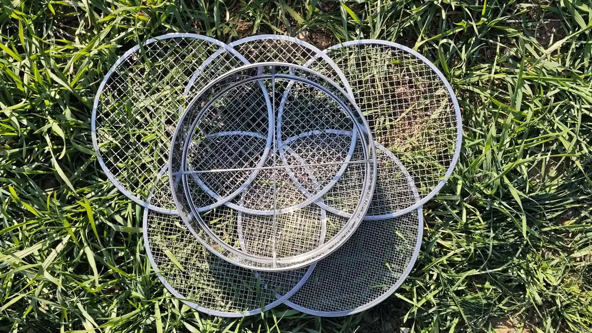 Bild 3 von 5in1 Garten-Sieb aus Kohlenstoffstahl, oberflächenverzinkt ca. 30 x 30 x 6.5cm