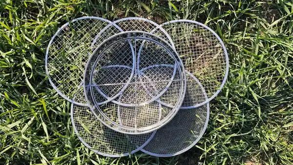 Bild 3 von 5in1 Garten-Sieb aus Kohlenstoffstahl, oberflächenverzinkt ca. 30 x 30 x 6.5cm