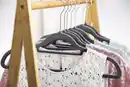 Bild 2 von IDEENWELT Beflockte Kleiderbügel 10er-Set grau