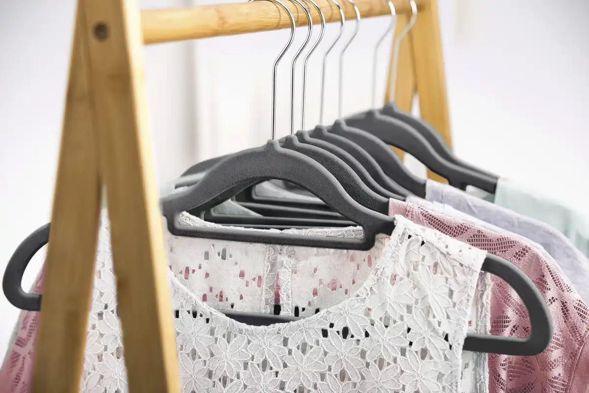 Bild 2 von IDEENWELT Beflockte Kleiderbügel 10er-Set grau