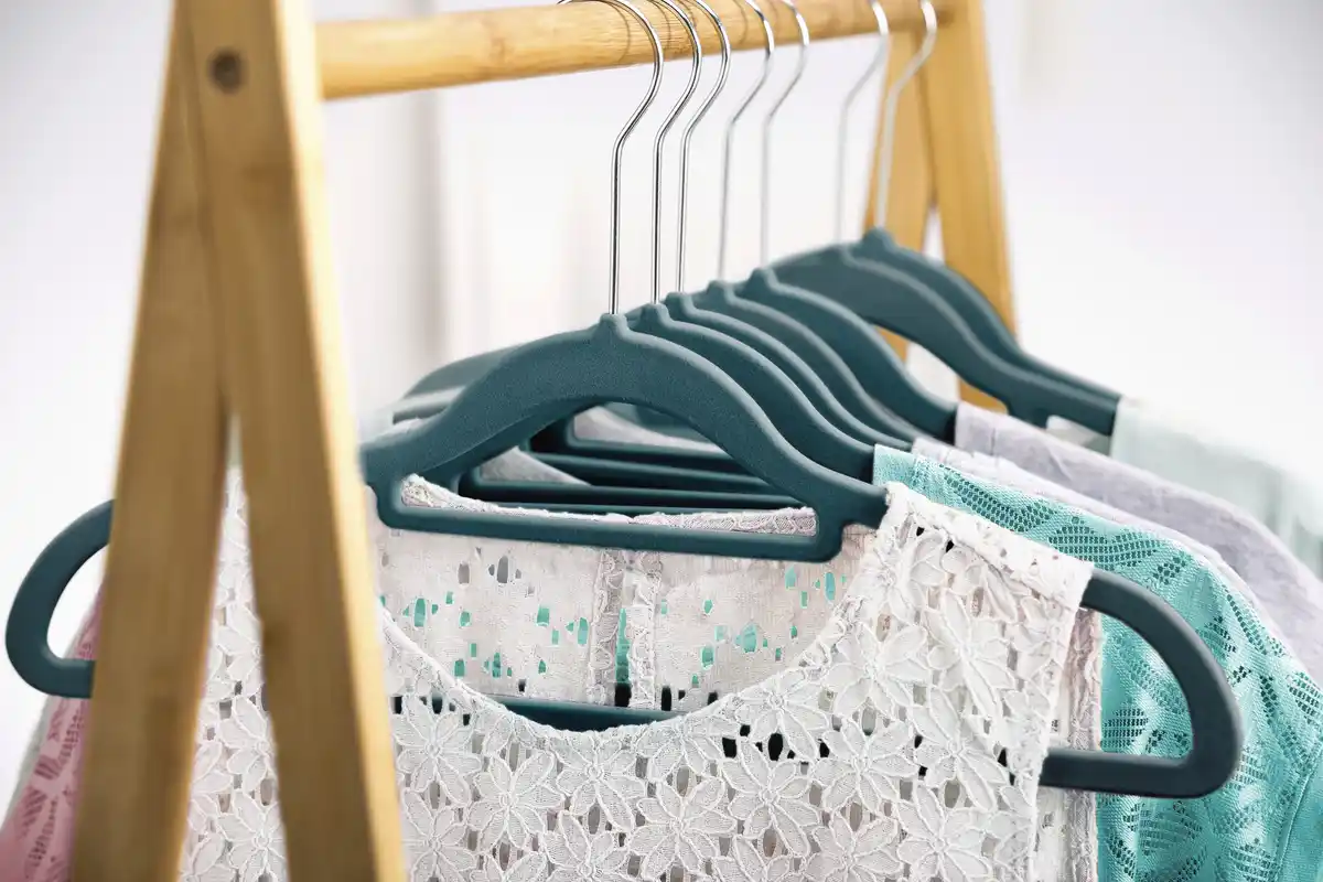 Bild 2 von IDEENWELT Beflockte Kleiderbügel 10er-Set petrol