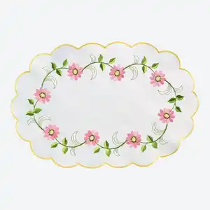 Deckchen mit floraler Bestickung