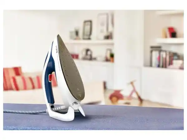 Bild 2 von Tefal Pro Express Protect Dampfbügelstation, 7,6 bar, Dampfstoß 550g/min, variable Dampfmenge 140g/min, Antikalk»GV9221«