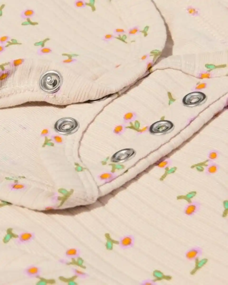 Bild 4 von Newborn mitwachsender Wickelstrampler, gerippt, Blumen ecru