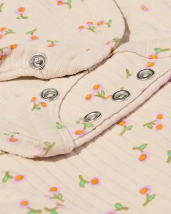 Bild 4 von Newborn mitwachsender Wickelstrampler, gerippt, Blumen ecru