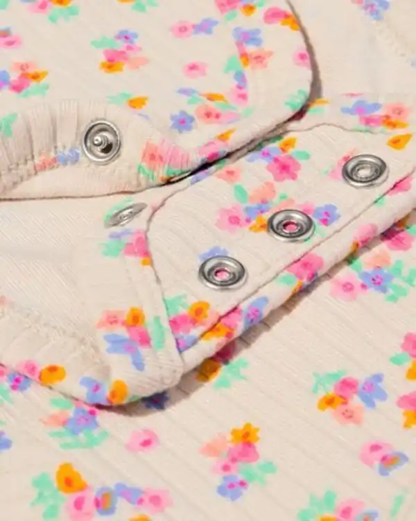 Bild 4 von Newborn mitwachsender Wickelstrampler, gerippt, Blumen ecru