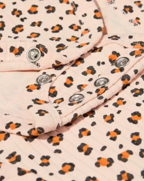 Bild 4 von Mitwachsender Newborn-Wickel-Strampler aus Ripp mit Tieren lachsfarben