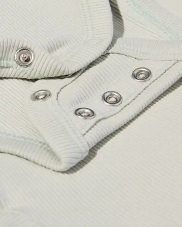 Bild 2 von Newborn Mitwachsender Wickelstrampler, gerippt hellgrün