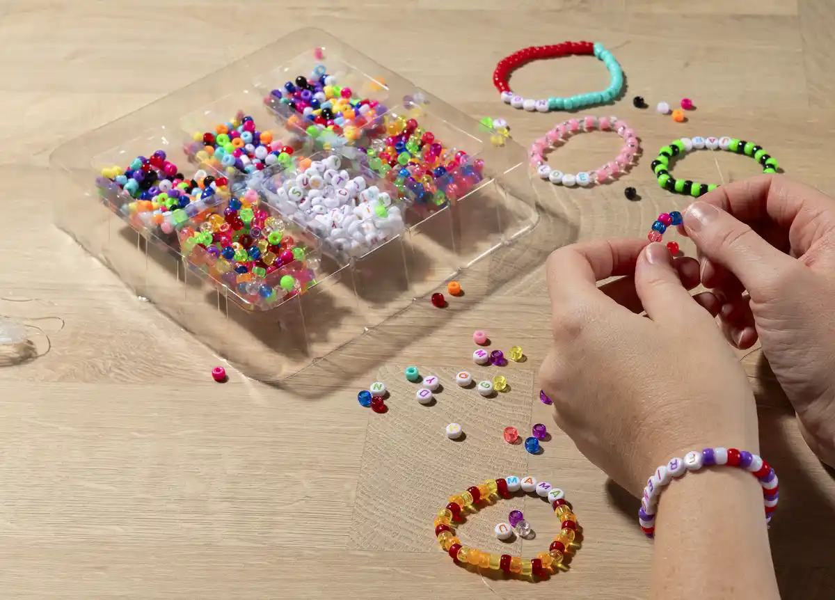 Bild 2 von IDEENWELT Buchstabenperlen-Set weiß/pastell