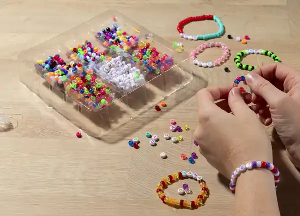 Bild 2 von IDEENWELT Buchstabenperlen-Set weiß/pastell