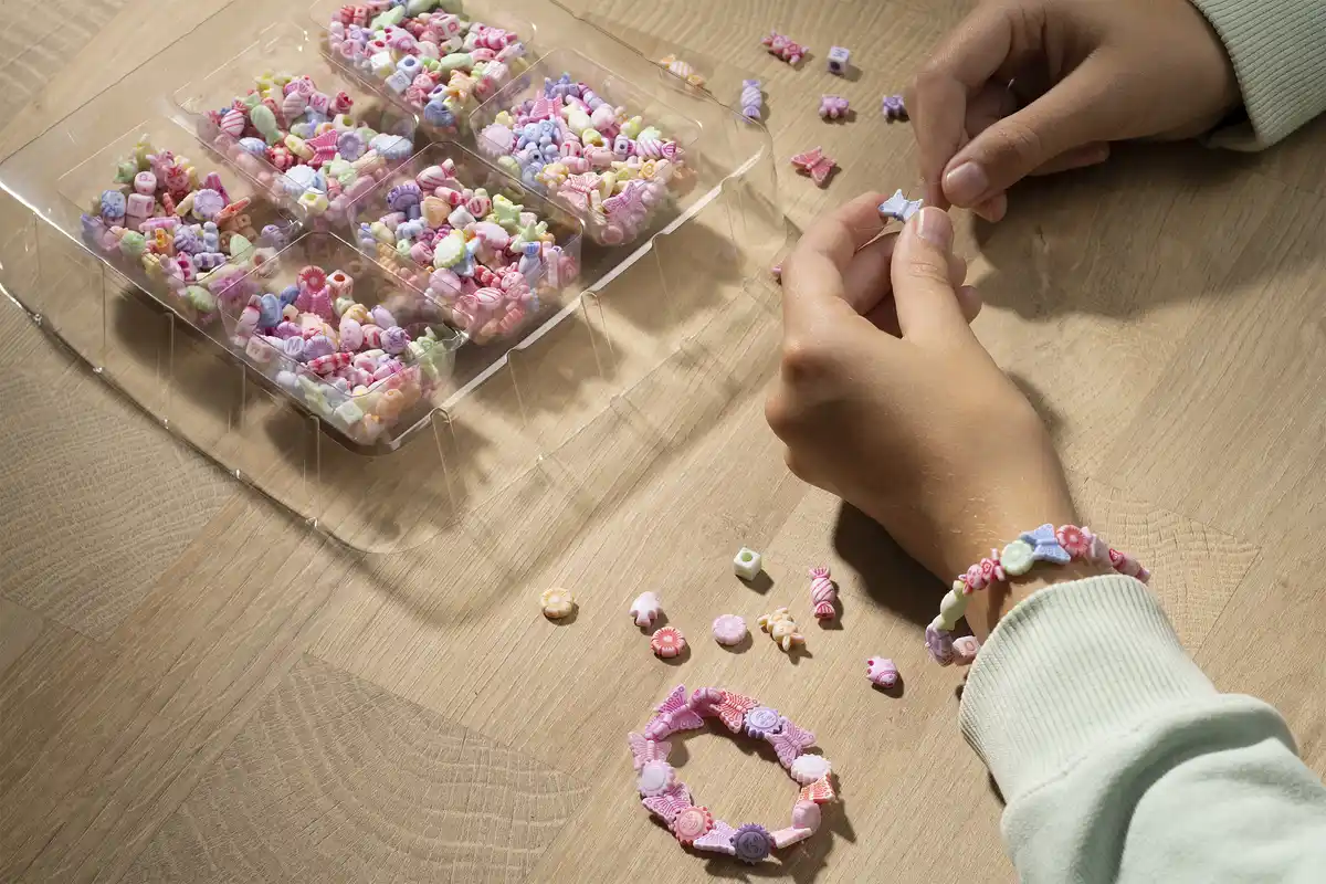 Bild 2 von IDEENWELT Buchstabenperlen-Set Pink