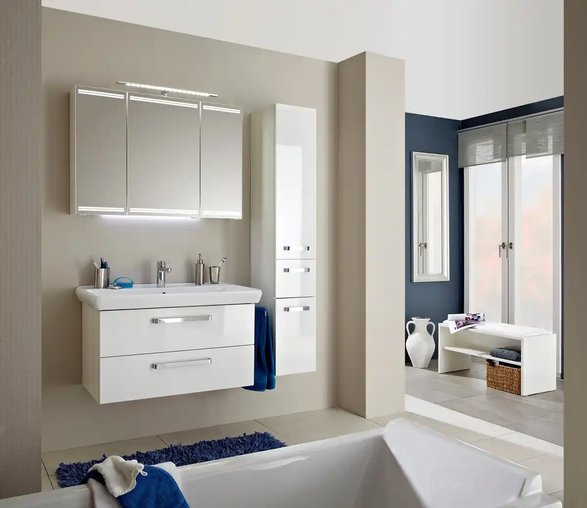 Bild 1 von Pelipal Badmöbel-Set Pineo Weiß Hgl/Weiß Glanz mit Waschplatzbeleuchtung + Hochschrank 130 cm