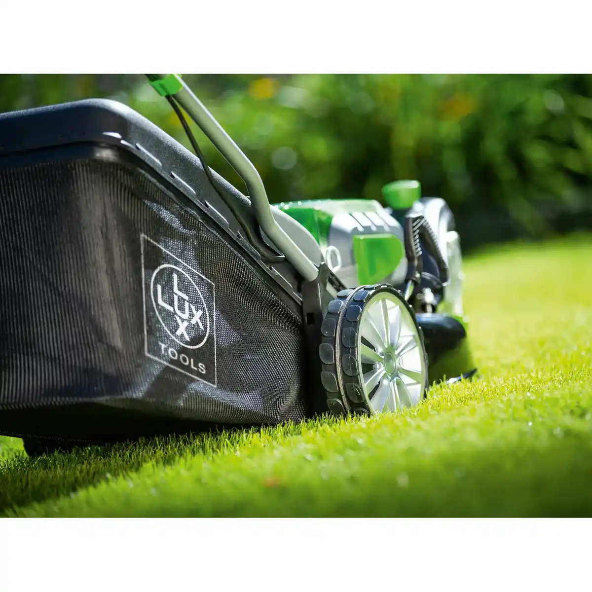 Bild 4 von LUX-TOOLS Akku-Rasenmäher A-RM-2x 20/4/33 Set 40 l