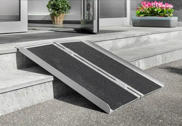 Bild 3 von Rollstuhlrampe/ Auffahrrampe, faltbar ca. 91x74 cm - aus Aluminium - 290KG belastbar