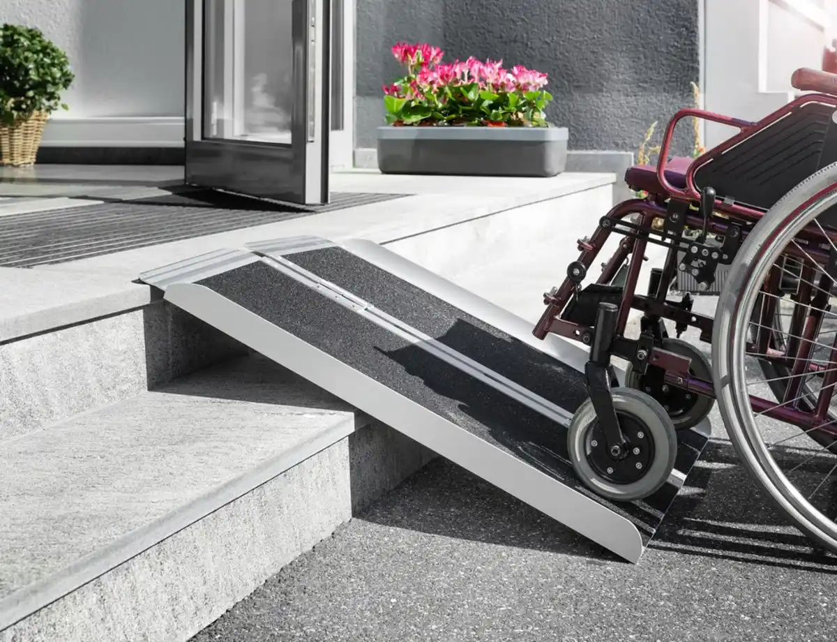 Bild 2 von Rollstuhlrampe/ Auffahrrampe, faltbar ca. 91x74 cm - aus Aluminium - 290KG belastbar