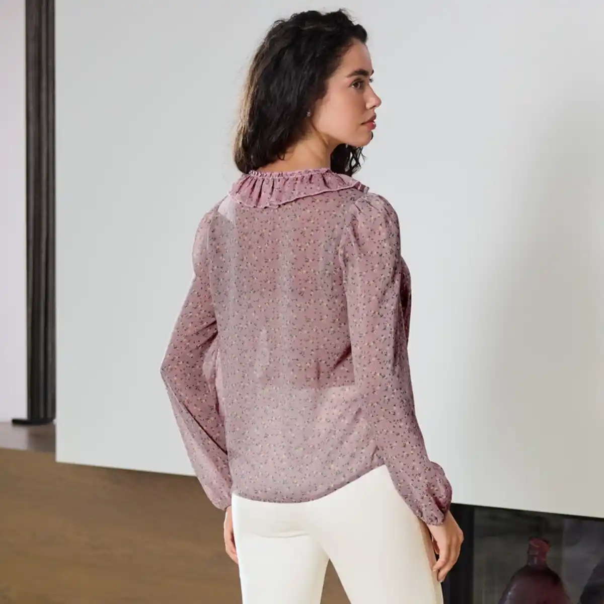 Bild 4 von Damen-Bluse mit Rüsche am Ausschnitt