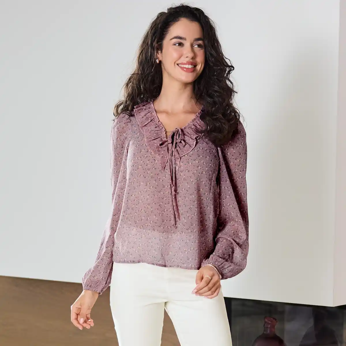 Bild 1 von Damen-Bluse mit Rüsche am Ausschnitt