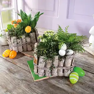 Bepflanztes Holzgefäß