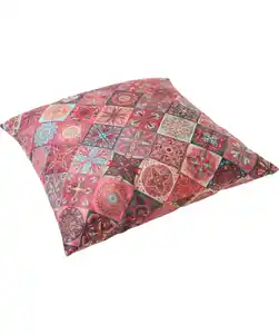 Buntes Kissen, rot gemustert
