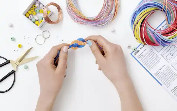 Bild 2 von folia Scoubidou Flechtschnüre