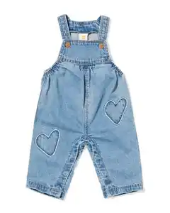 Baby-Latzhose aus Denim mit Herzen jeansfarben