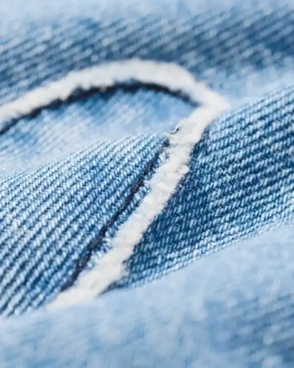 Bild 2 von Baby-Latzhose aus Denim mit Herzen jeansfarben