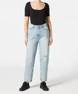Mom-Jeans mit Destroyed-Effekten, jeansblau hell