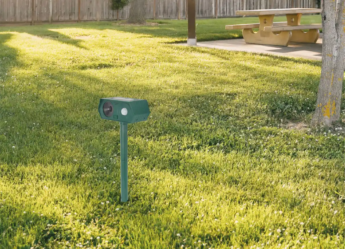 Bild 1 von Solar-Tierabwehr Das Solar-Tierabwehrgerät arbeitet mit Ultraschall