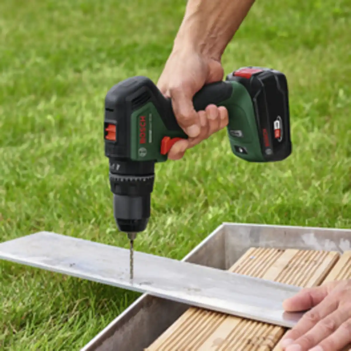 Bild 2 von BOSCH HOME & GARDEN DIY-Set, UniversalImpact 18V+AdvancedOrbit 18V+AL18V-20, inkl. 2x Akku (2 Ah), Ladegerät AL18V-20