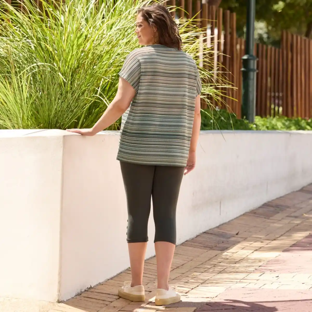 Bild 4 von Damen-Capri-Leggings mit Knöpfen, große Größen