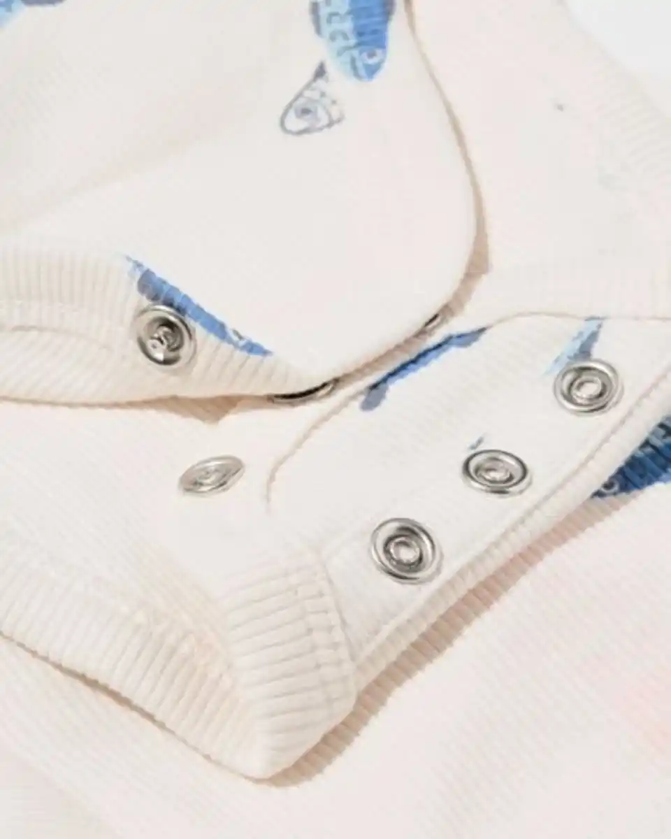 Bild 4 von Newborn Mitwachsender Wickelstrampler, gerippt, Fische ecru