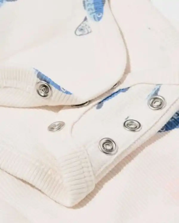 Bild 4 von Newborn Mitwachsender Wickelstrampler, gerippt, Fische ecru