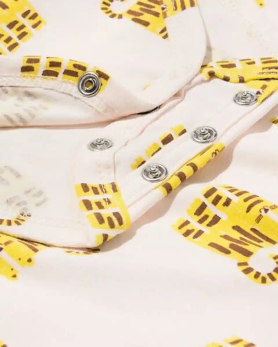 Bild 2 von Mitwachsender Baby-Strampler mit Tieren eierschalenfarben