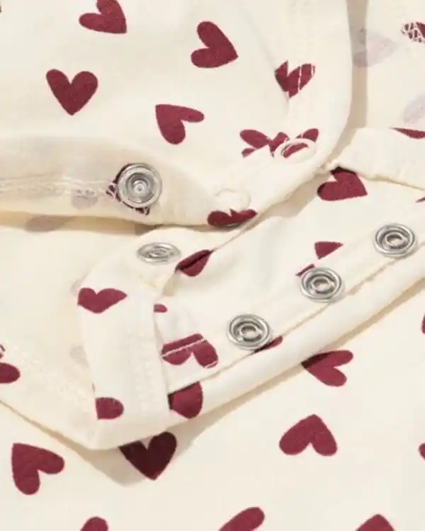 Bild 2 von Mitwachsender Newborn-Wickelstrampler mit Herzchen ecru