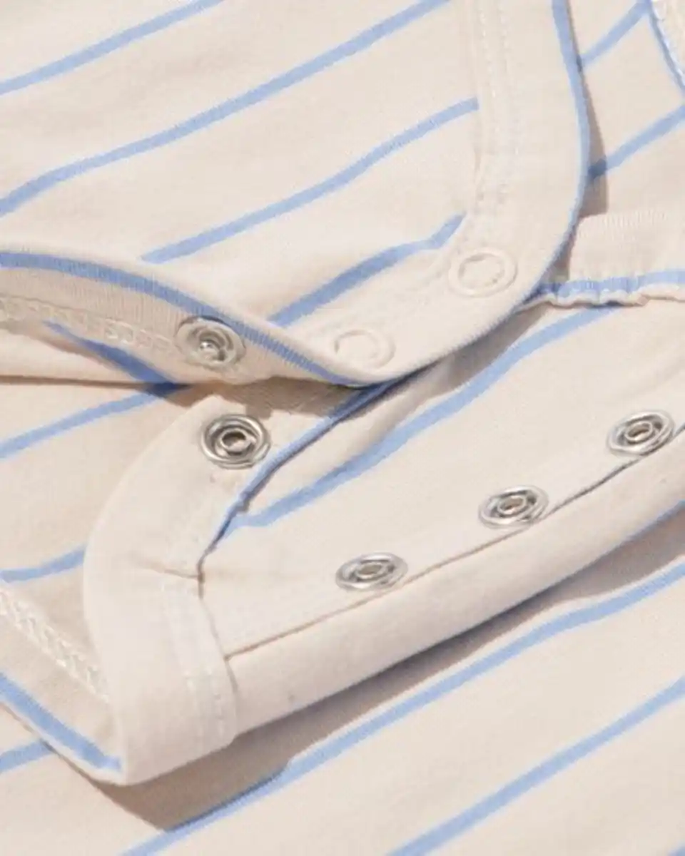 Bild 3 von Mitwachsender Newborn-Wickelstrampler, Streifen ecru