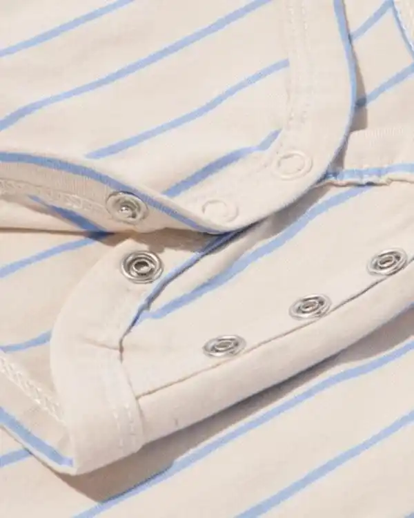 Bild 3 von Mitwachsender Newborn-Wickelstrampler, Streifen ecru