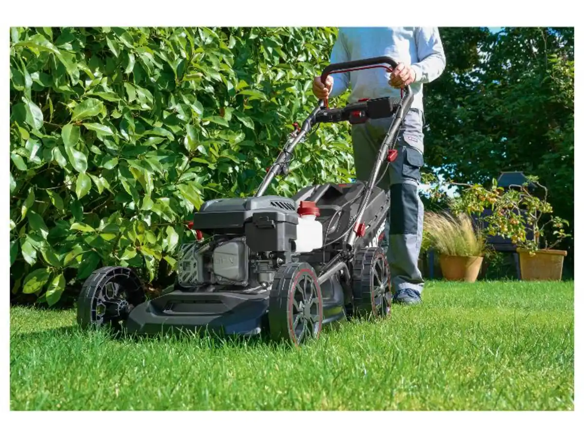 Bild 2 von PARKSIDE PERFORMANCE® Benzin-Rasenmäher »PPBRM 46 B2« mit Elektrostarter-Akku und Ladegerät