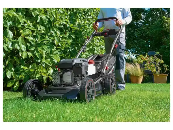 Bild 2 von PARKSIDE PERFORMANCE® Benzin-Rasenmäher »PPBRM 46 B2« mit Elektrostarter-Akku und Ladegerät