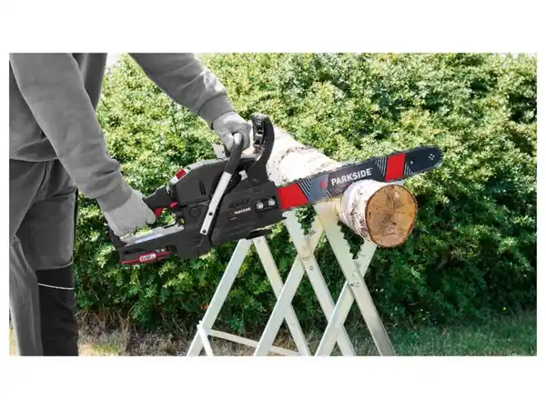Bild 2 von PARKSIDE PERFORMANCE® Benzin-Kettensäge mit Elektrostart »PPBKS 56 C3«