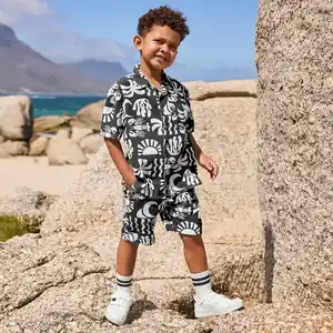 Kinder-Jungen-Set mit Allover-Print, 2-teilig