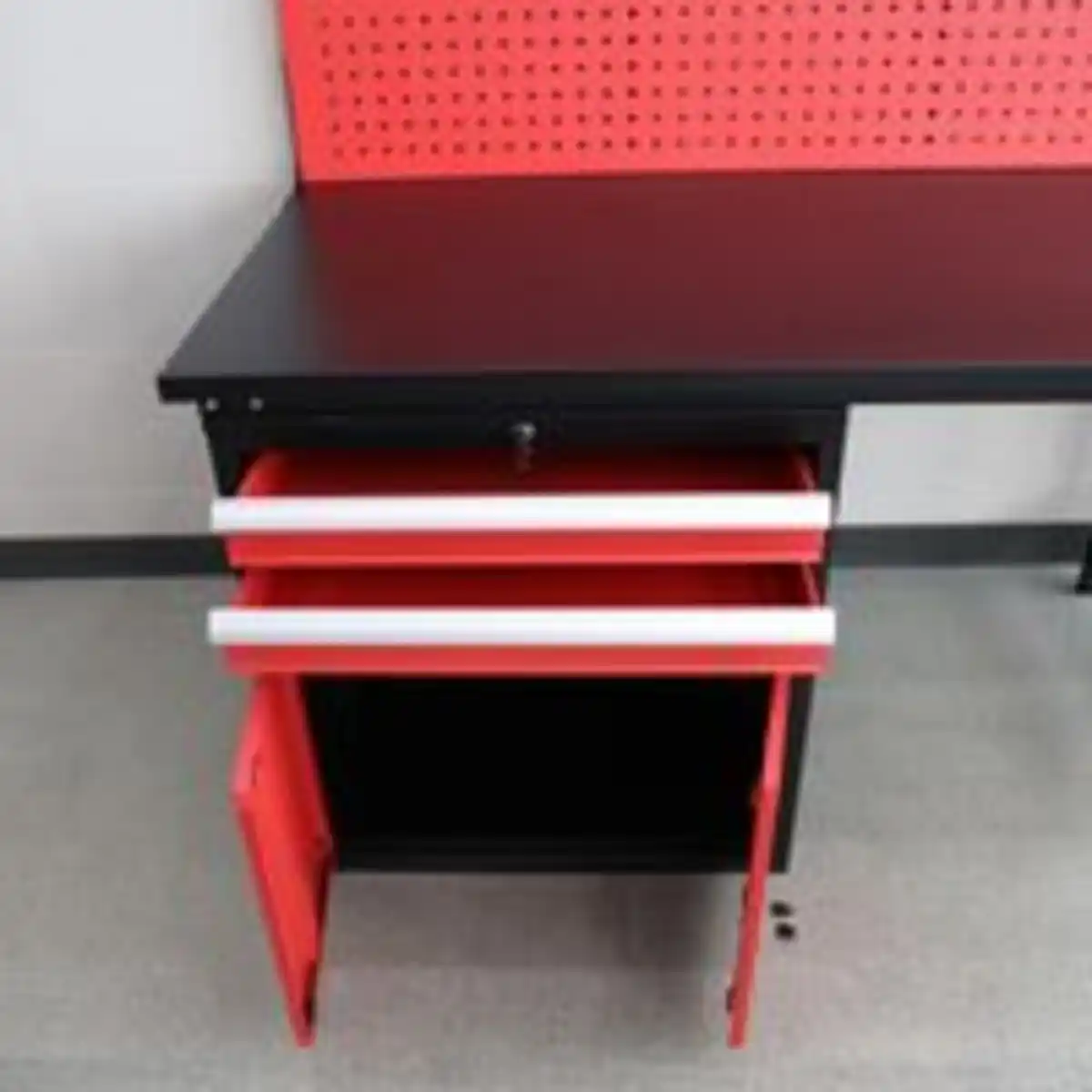 Bild 4 von Werkbank mit 2 Schubladen, 2 Türen und Lochrückwand,  150 x 75 x 80 cm