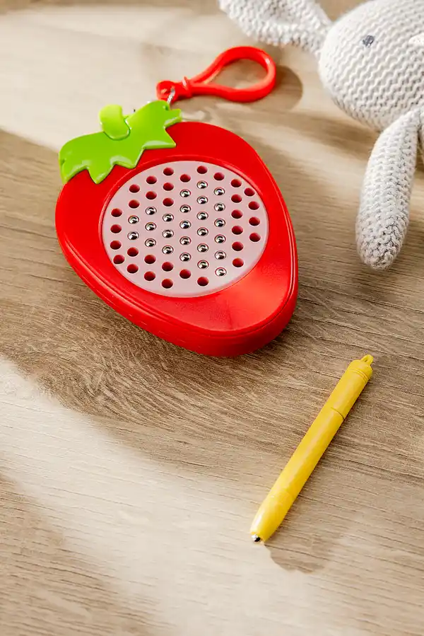 Bild 2 von IDEENWELT Mini-Magnetspiel Erdbeere