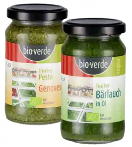 Frisches Pesto oder Kräuter in Öl